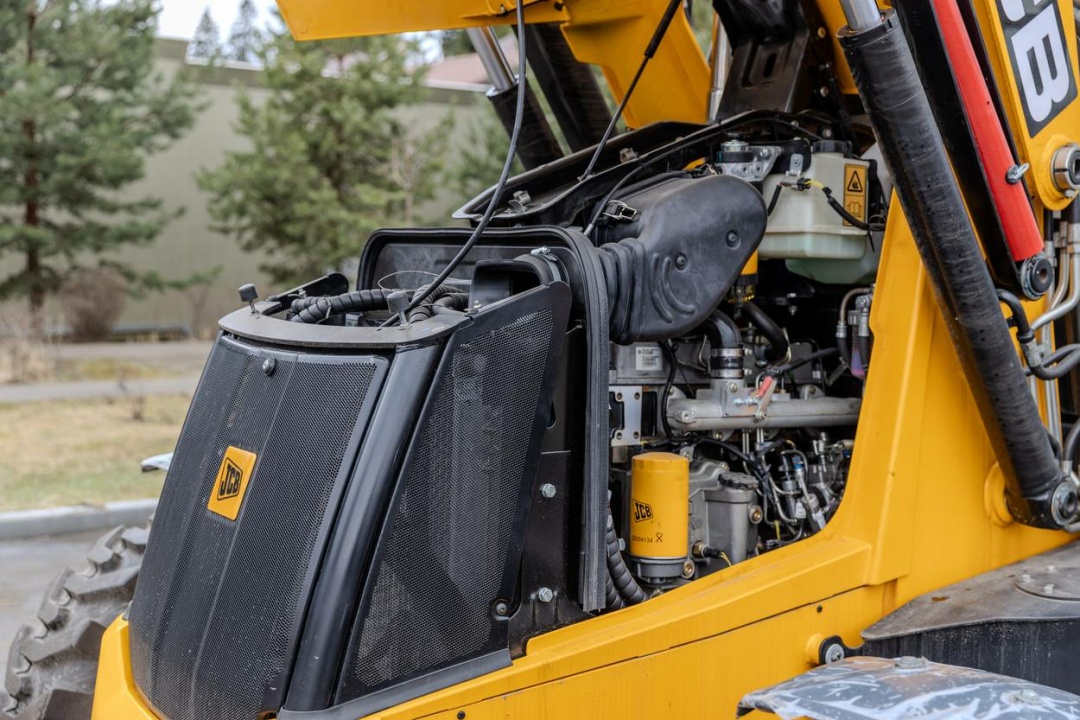 Экскаватор-погрузчик JCB 3CX (Россия), мощность двигателя 68.6 кВт, эксплуатационная масса 8445 кг