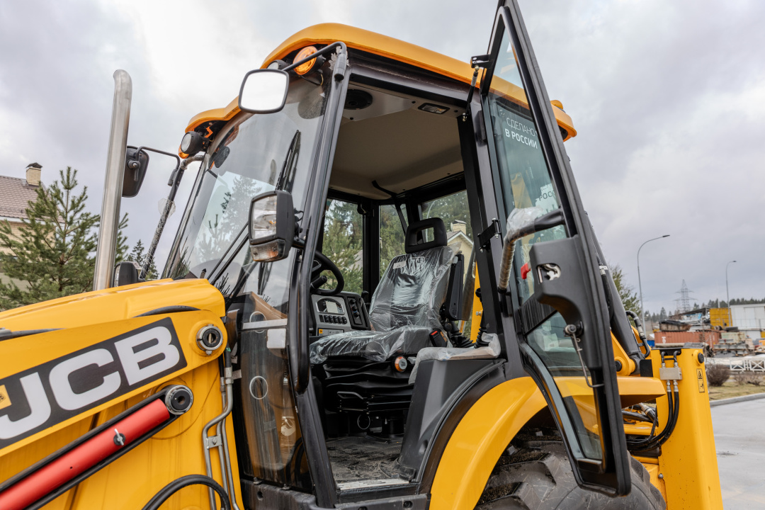 Экскаватор-погрузчик JCB 3CX (Россия), мощность двигателя 68.6 кВт, эксплуатационная масса 8445 кг