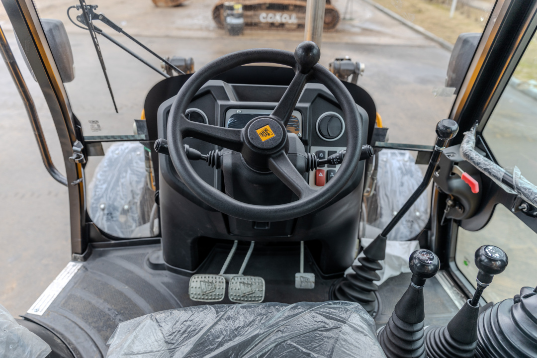 Экскаватор-погрузчик JCB 3CX (Россия), мощность двигателя 68.6 кВт, эксплуатационная масса 8445 кг