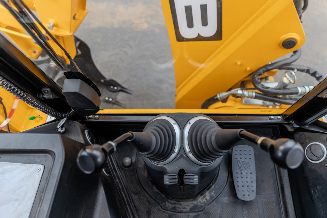 Экскаватор-погрузчик JCB 3CX (Россия), мощность двигателя 68.6 кВт, эксплуатационная масса 8445 кг