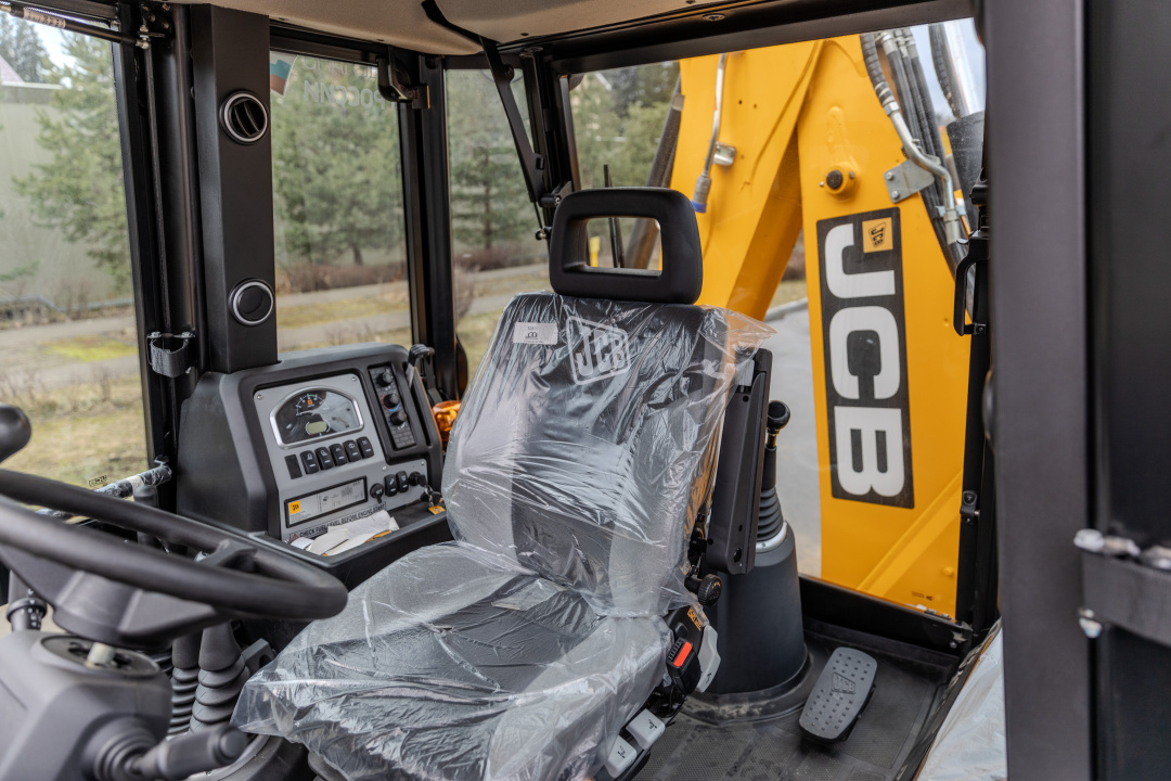 Экскаватор-погрузчик JCB 3CX (Россия), мощность двигателя 68.6 кВт, эксплуатационная масса 8445 кг