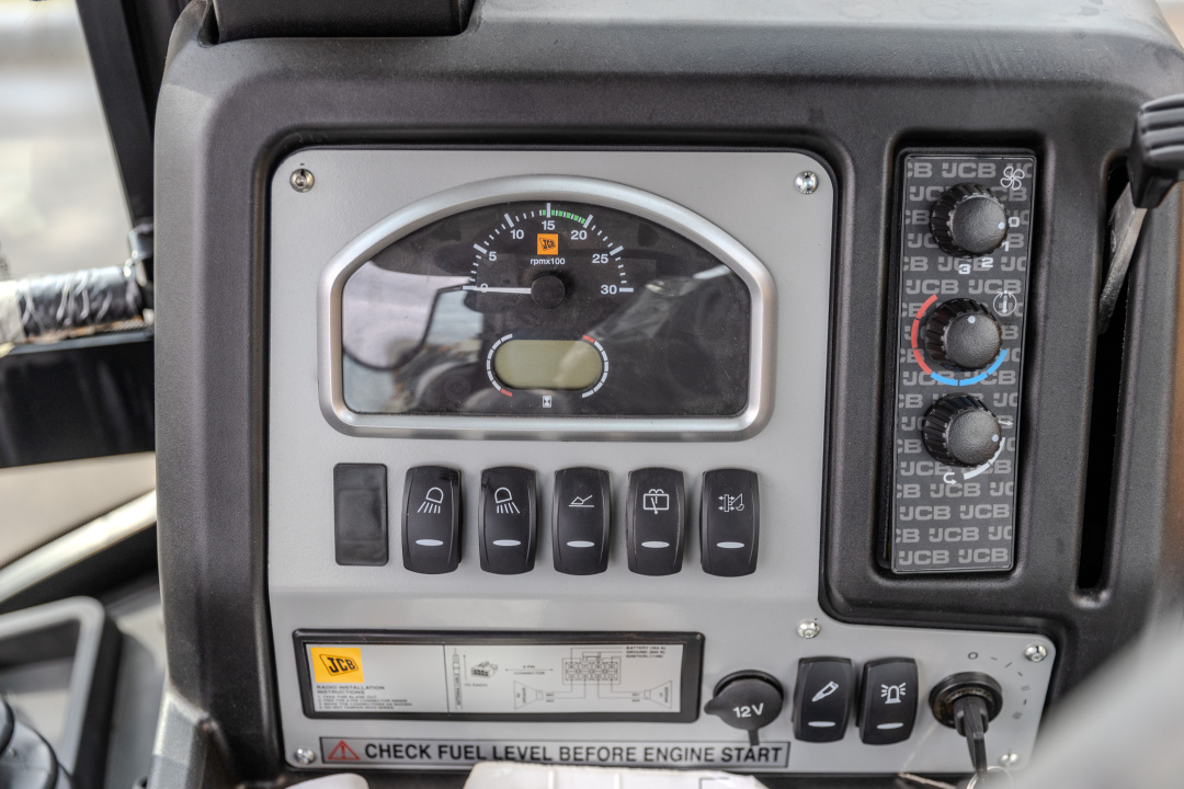 Экскаватор-погрузчик JCB 3CX (Россия), мощность двигателя 68.6 кВт, эксплуатационная масса 8445 кг