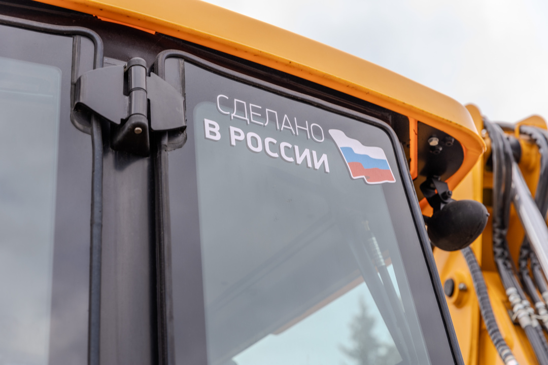Экскаватор-погрузчик JCB 3CX (Россия), мощность двигателя 68.6 кВт, эксплуатационная масса 8445 кг