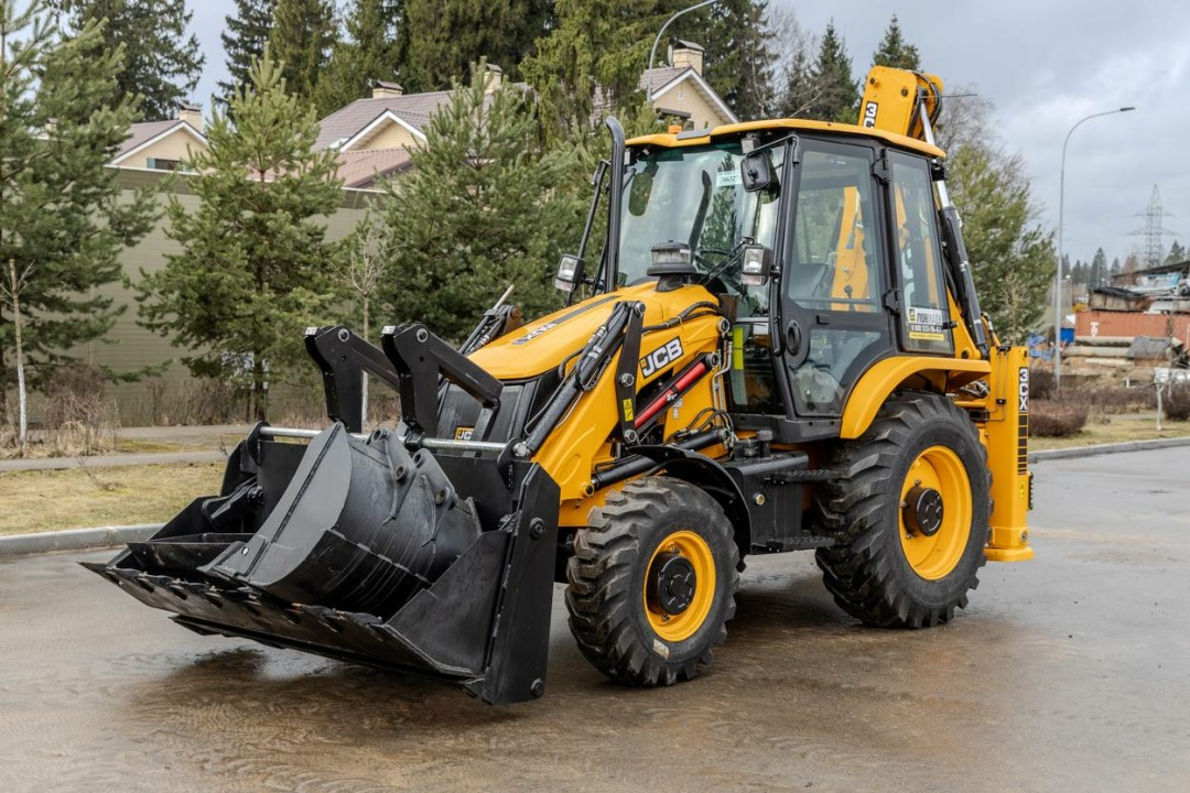 Экскаватор-погрузчик JCB 3CX Plus (Индия), мощность двигателя 68.6 кВт, эксплуатационная масса 8420 кг