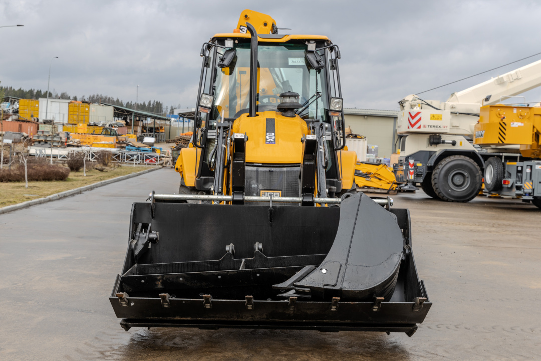 Экскаватор-погрузчик JCB 3CX Plus (Индия), мощность двигателя 68.6 кВт, эксплуатационная масса 8420 кг