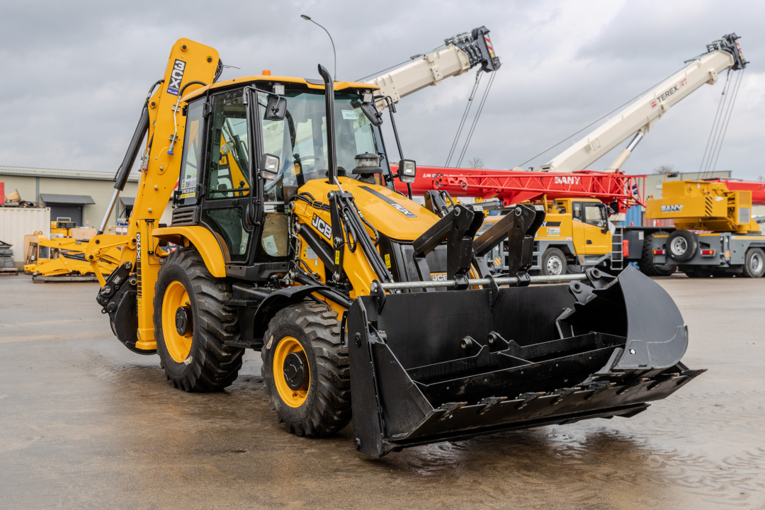 Экскаватор-погрузчик JCB 3CX Plus (Индия), мощность двигателя 68.6 кВт, эксплуатационная масса 8420 кг