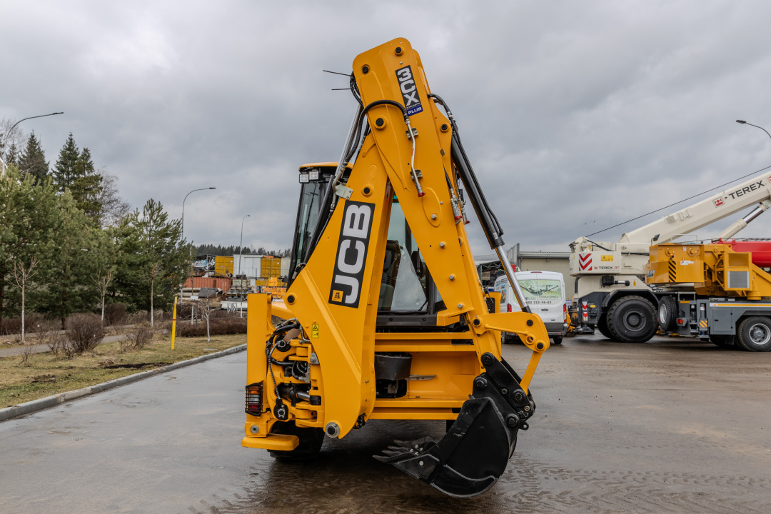 Экскаватор-погрузчик JCB 3CX Plus (Индия), мощность двигателя 68.6 кВт, эксплуатационная масса 8420 кг