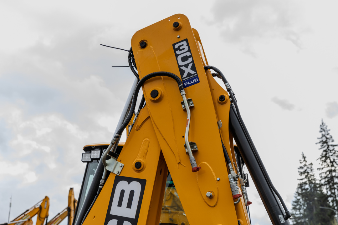 Экскаватор-погрузчик JCB 3CX Plus (Индия), мощность двигателя 68.6 кВт, эксплуатационная масса 8420 кг