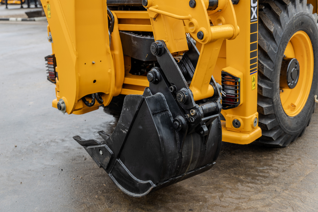 Экскаватор-погрузчик JCB 3CX Plus (Индия), мощность двигателя 68.6 кВт, эксплуатационная масса 8420 кг