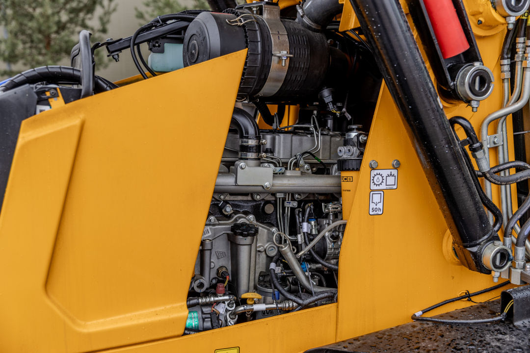 Экскаватор-погрузчик JCB 3CX Plus (Индия), мощность двигателя 68.6 кВт, эксплуатационная масса 8420 кг