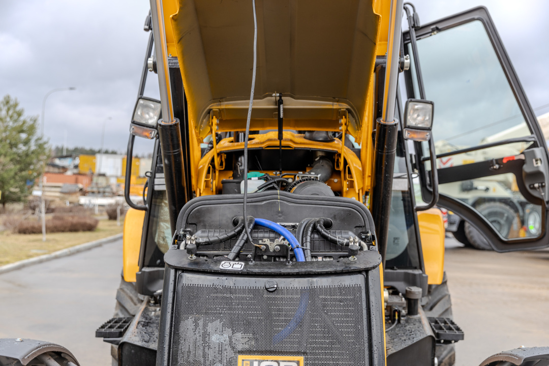 Экскаватор-погрузчик JCB 3CX Plus (Индия), мощность двигателя 68.6 кВт, эксплуатационная масса 8420 кг