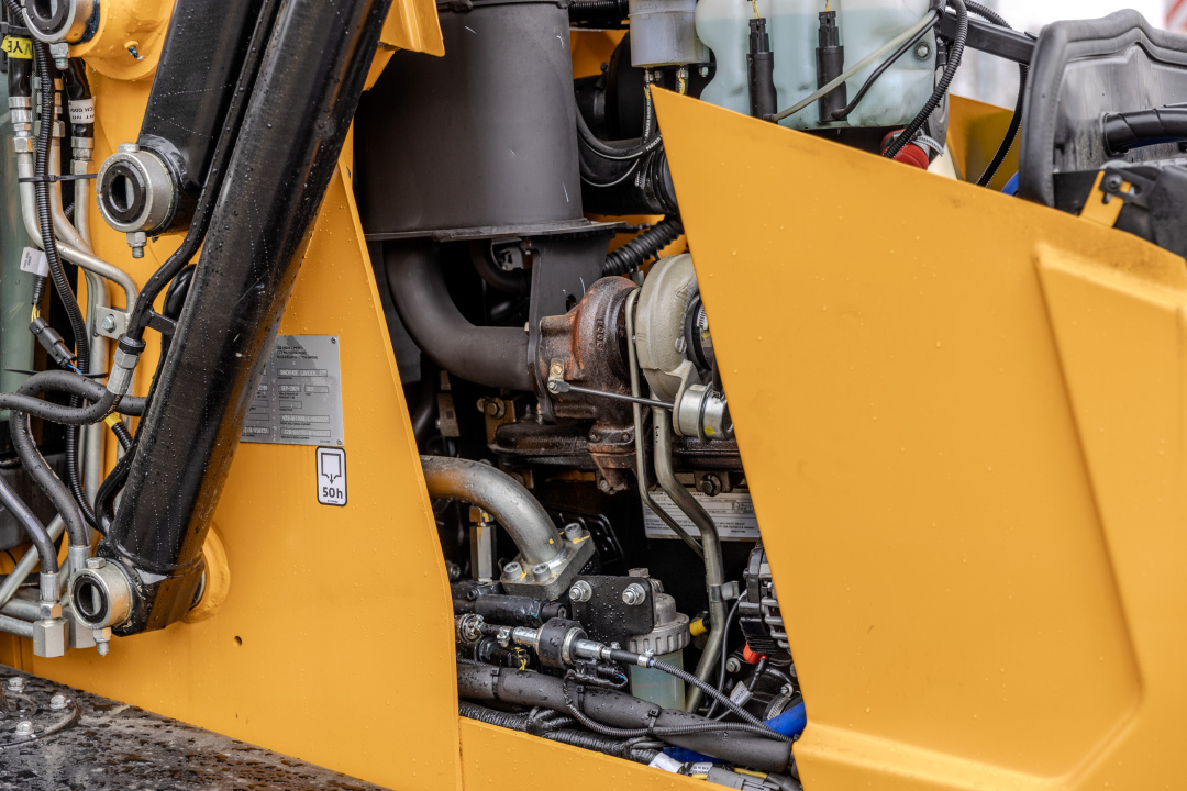 Экскаватор-погрузчик JCB 3CX Plus (Индия), мощность двигателя 68.6 кВт, эксплуатационная масса 8420 кг