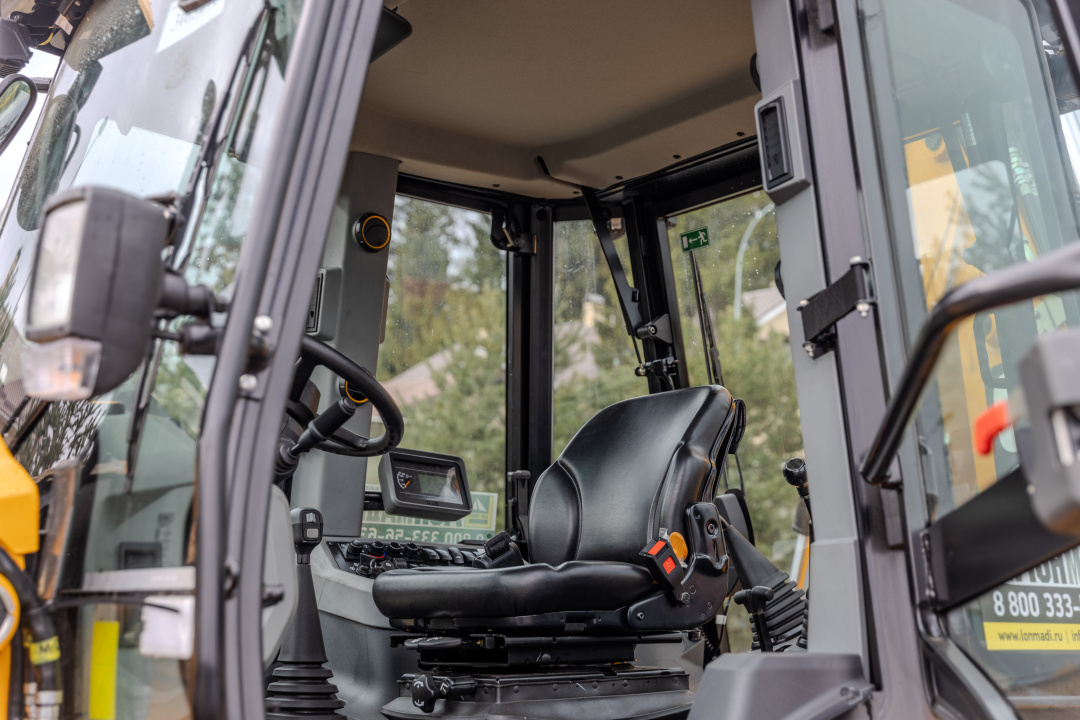 Экскаватор-погрузчик JCB 3CX Plus (Индия), мощность двигателя 68.6 кВт, эксплуатационная масса 8420 кг