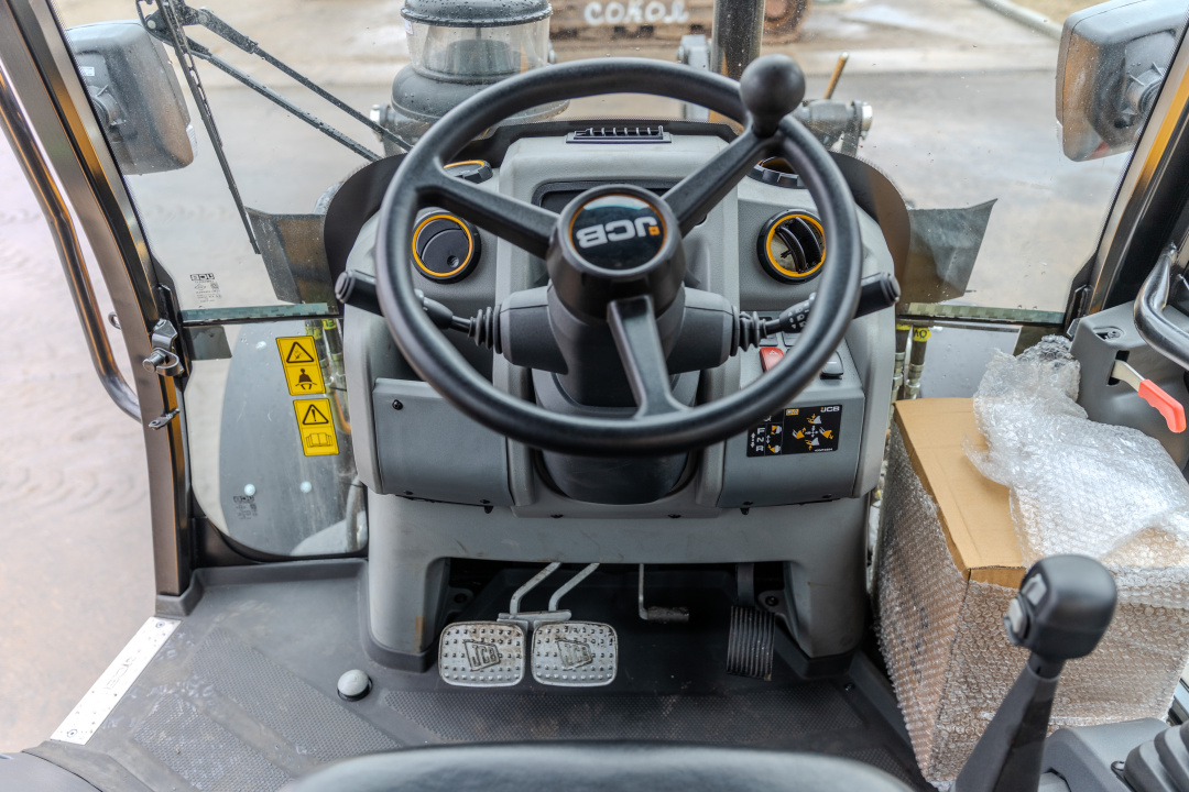 Экскаватор-погрузчик JCB 3CX Plus (Индия), мощность двигателя 68.6 кВт, эксплуатационная масса 8420 кг