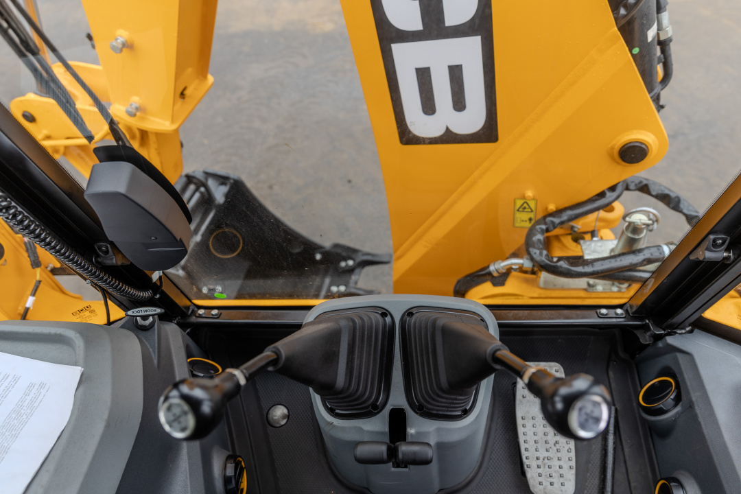 Экскаватор-погрузчик JCB 3CX Plus (Индия), мощность двигателя 68.6 кВт, эксплуатационная масса 8420 кг