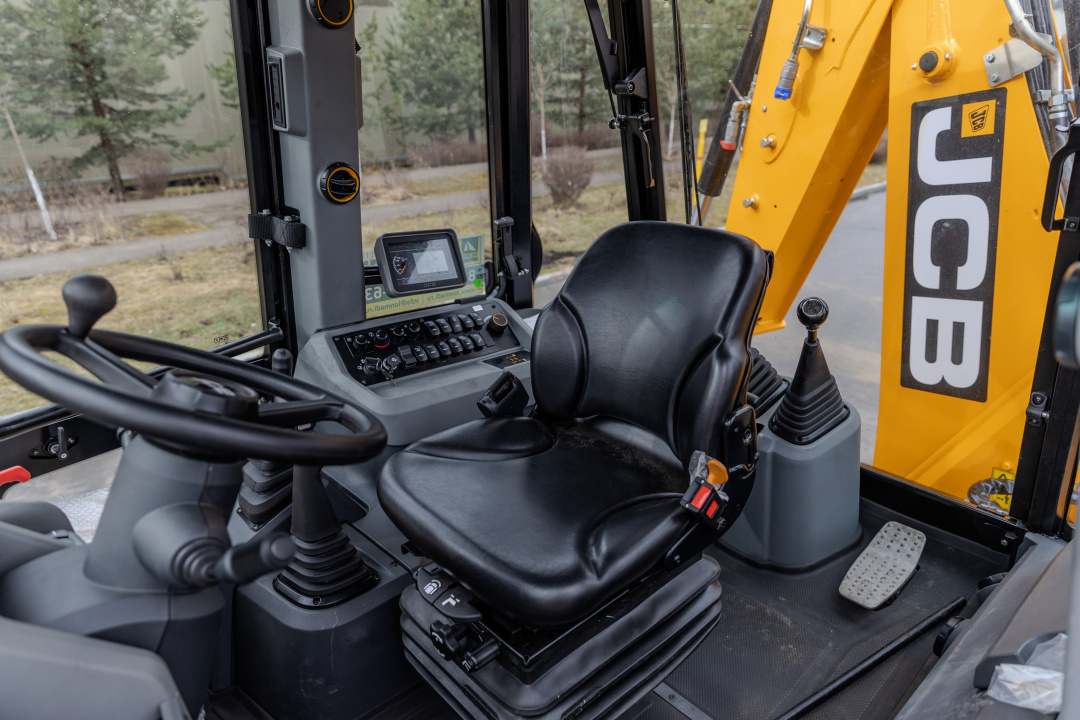 Экскаватор-погрузчик JCB 3CX Plus (Индия), мощность двигателя 68.6 кВт, эксплуатационная масса 8420 кг