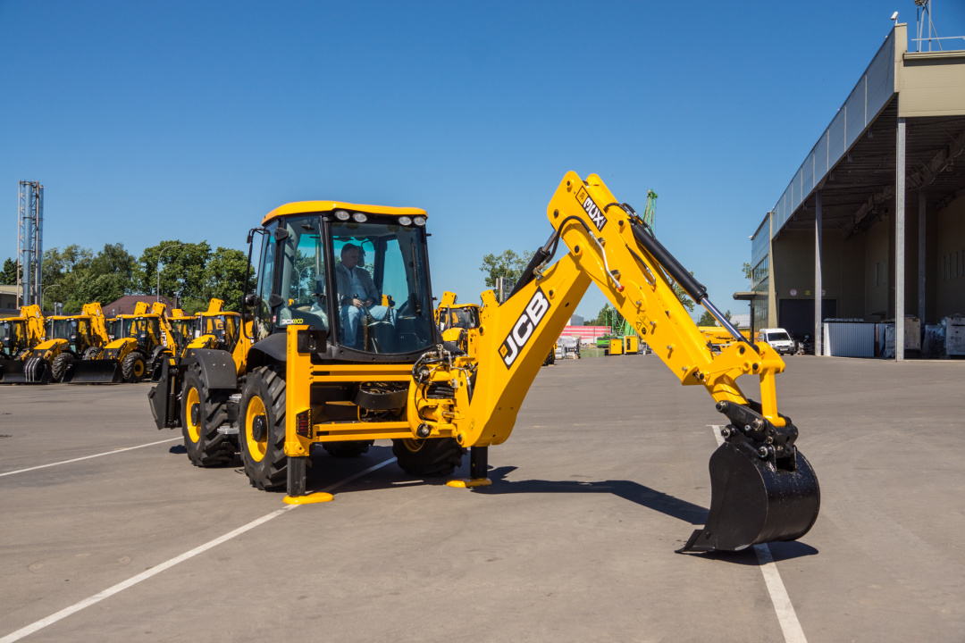 Экскаватор-погрузчик JCB 3CX Super, мощность двигателя 68.6 кВт (при 2200 об/мин), эксплуатационная масса 8136 кг