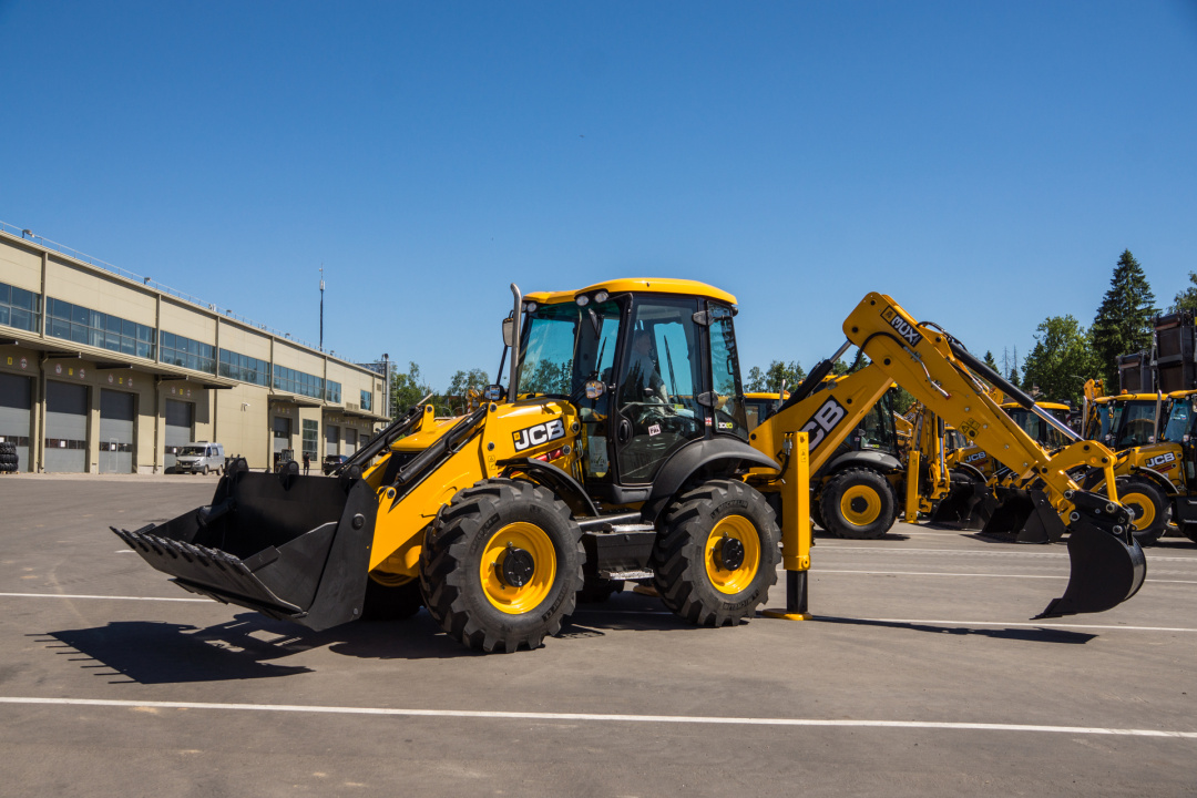 Экскаватор-погрузчик JCB 3CX Super, мощность двигателя 68.6 кВт (при 2200 об/мин), эксплуатационная масса 8136 кг