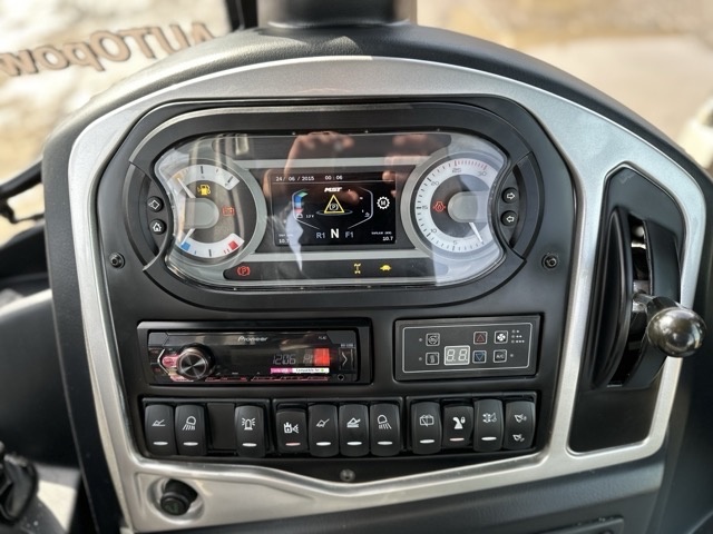 Экскаватор-погрузчик MST 644S