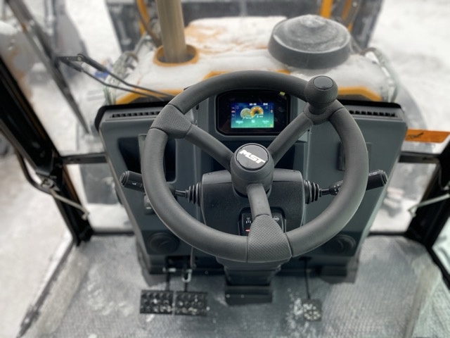 Экскаватор-погрузчик MST M542S