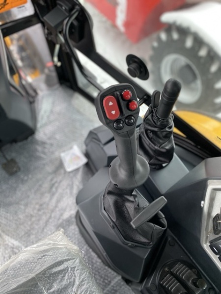 Экскаватор-погрузчик MST M542S