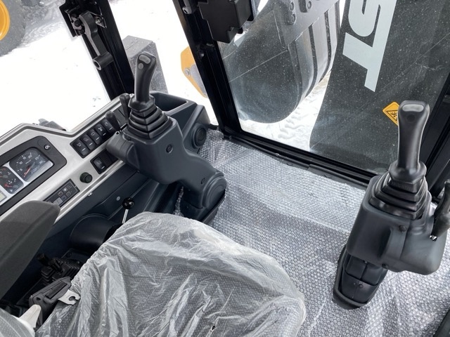 Экскаватор-погрузчик MST M542S