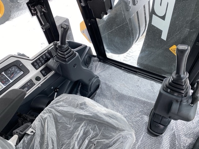 Экскаватор-погрузчик MST M544S