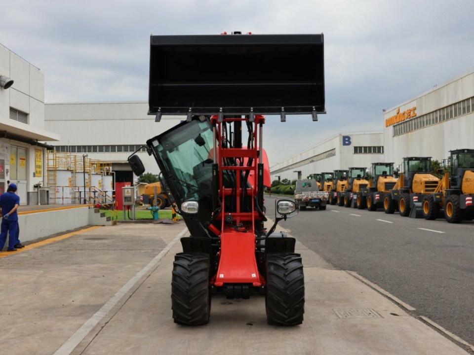 Фронтальный погрузчик Lonking CDM908A, двигатель Kubota, грузоподъемность 800 кг