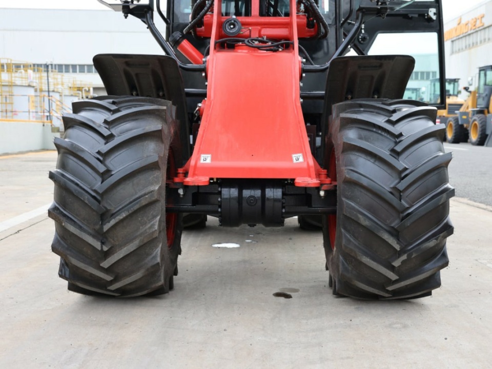 Фронтальный погрузчик Lonking CDM908A, двигатель Kubota, грузоподъемность 800 кг