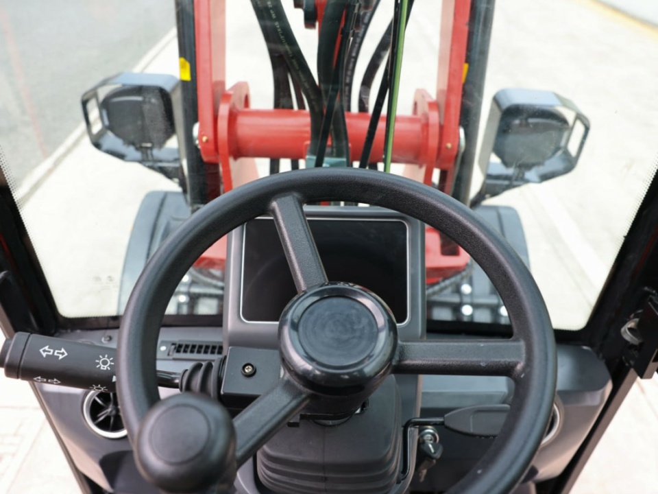 Фронтальный погрузчик Lonking CDM908A, двигатель Kubota, грузоподъемность 800 кг