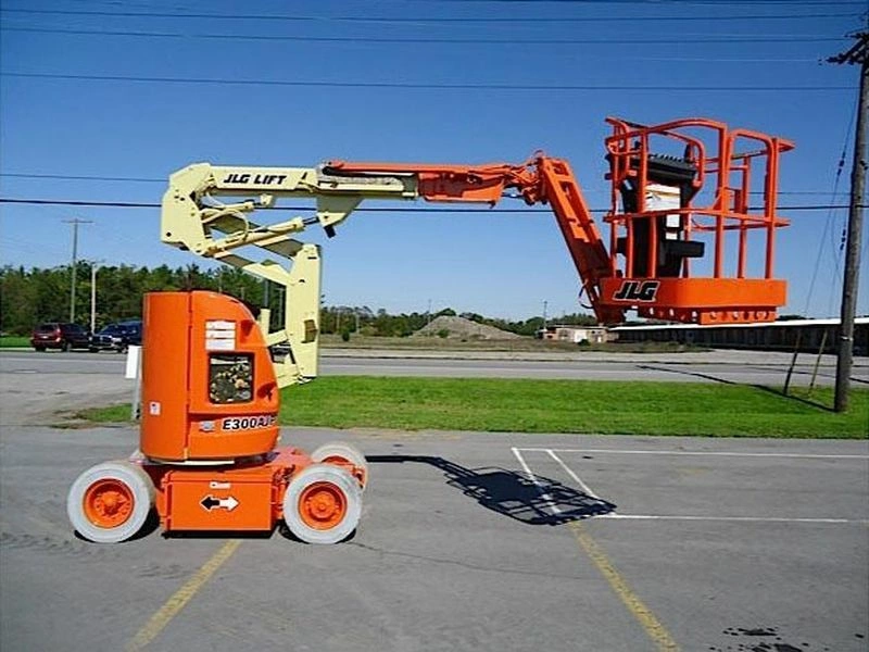 Самоходный коленчатый подъемник JLG E300AJP, грузоподъемность 230 кг, рабочая высота 11.14 м, тип питания электрический, АКБ