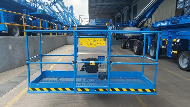 Телескопический подъемники GENIE S-65 XC, грузоподъемность 300/454 кг, размер платформы 0.76×1.83 м