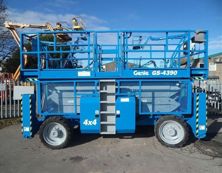 Самоходный подъемник ножничного типа GENIE GЕNIE GS-4390RT, грузоподъемность 680 кг, рабочая высота 15 м, тип питания Дизель