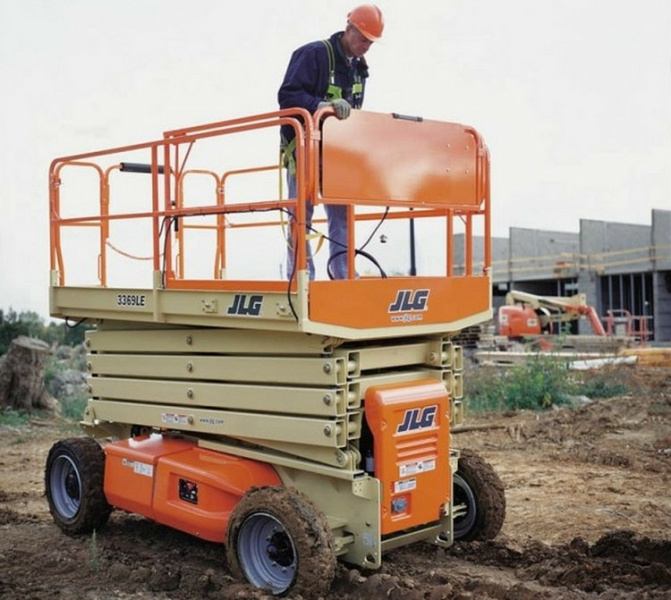 Ножничный подъемник JLG M3369LE, грузоподъемность 450 кг, рабочая высота 12.06 м, тип питания Электрический