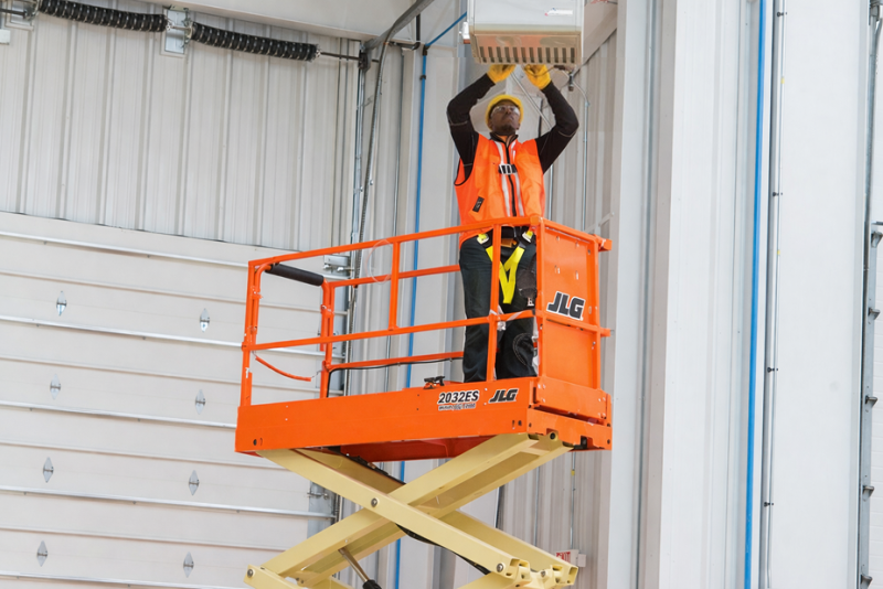 Ножничный подъемник JLG 2032ES, рабочая высота 8.10 м, тип питания Электрический