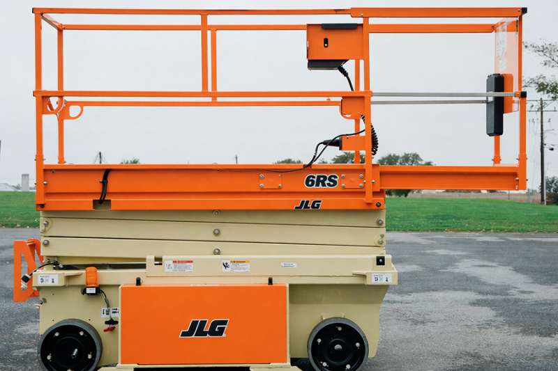 Ножничный подъемник JLG 6RS, грузоподъемность 120/230 кг, рабочая высота 7.79 м, тип питания Электрический, размер платформы 0.69×1.82 м