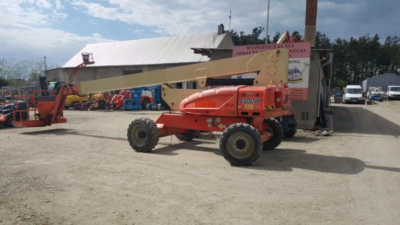 Самоходный коленчатый подъемник JLG E 600 JP, грузоподъемность 230 кг, рабочая высота 20.39 м, тип питания Электрический