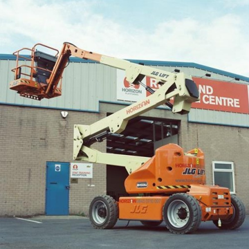 Самоходный коленчатый подъемник JLG M450AJ, грузоподъемность 230 кг, рабочая высота 15.72 м, тип питания электрический, АКБ