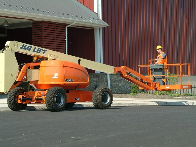Самоходный коленчатый подъемник JLG 600AJ, грузоподъемность 230 кг, рабочая высота 20.46 м, тип питания Электрический