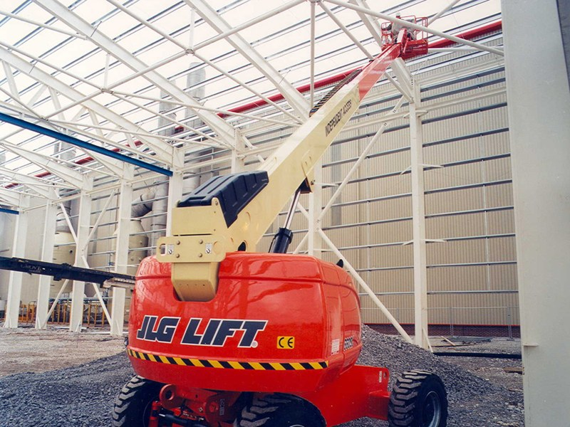 Самоходный коленчатый подъемник JLG 600AJ, грузоподъемность 230 кг, рабочая высота 20.46 м, тип питания Электрический