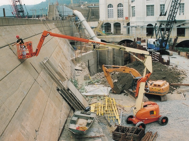 Самоходный коленчатый подъемник JLG 600AJ, грузоподъемность 230 кг, рабочая высота 20.46 м, тип питания Электрический