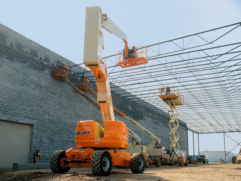 Самоходный коленчатый подъемник JLG 800A, грузоподъемность 230 кг, рабочая высота 26.38 м, тип питания Электрический