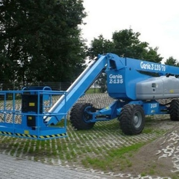 Самоходный подъемник коленчатого типа GENIE GЕNIE Z-135/70, грузоподъемность 272 кг, размер платформы 0.91×2.44 м