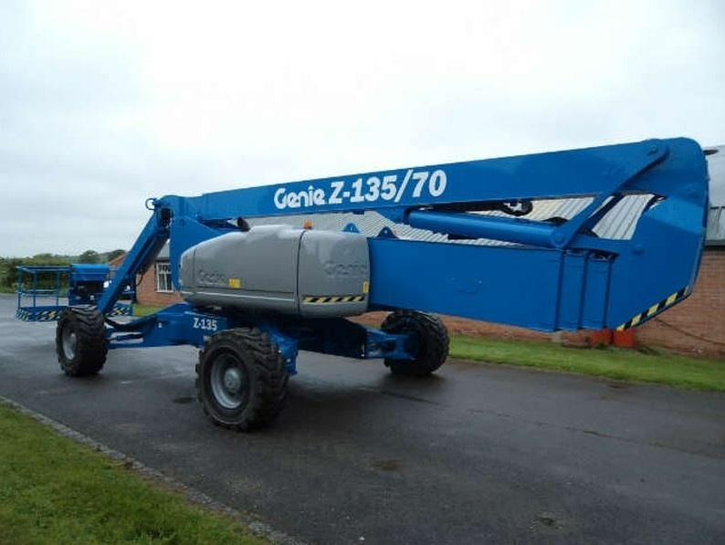 Самоходный подъемник коленчатого типа GENIE GЕNIE Z-135/70, грузоподъемность 272 кг, размер платформы 0.91×2.44 м