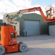 Самоходный коленчатый подъемник JLG E300AJ, грузоподъемность 230 кг, рабочая высота 11.14 м, тип питания электрический, АКБ