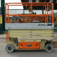 Ножничный подъемник JLG 2630ES, грузоподъемность 230 кг, рабочая высота 9.77 м, тип питания Электрический