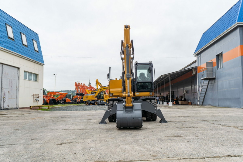 Колесный экскаватор SINOMACH GHT160W, эксплуатационная масса 15000 кг