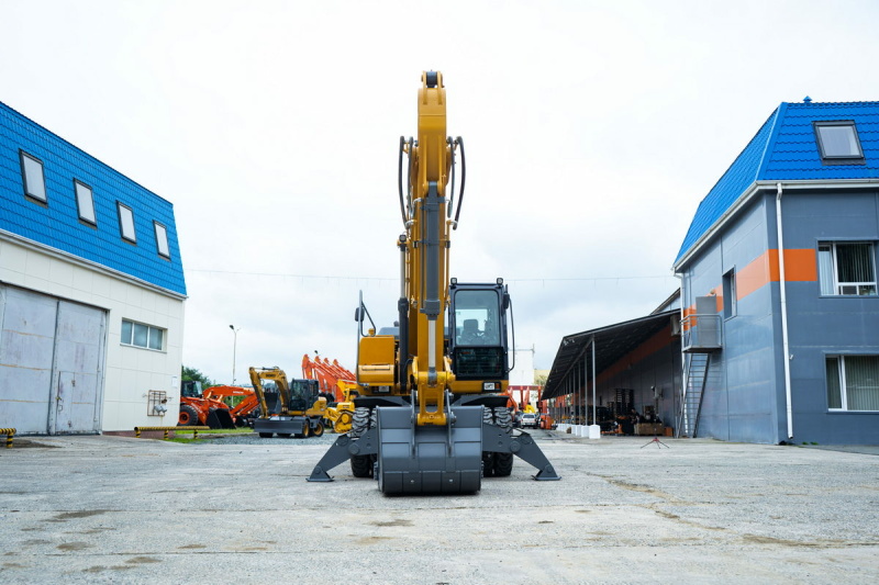 Колесный экскаватор SINOMACH GHT215W, эксплуатационная масса 21020 кг