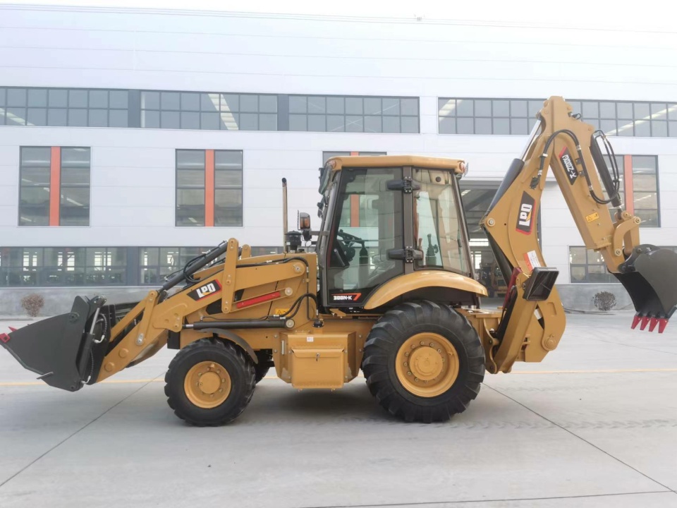 Экскаватор-погрузчик SADIN 388N-K, эксплуатационная масса 8100 ± 50 кг