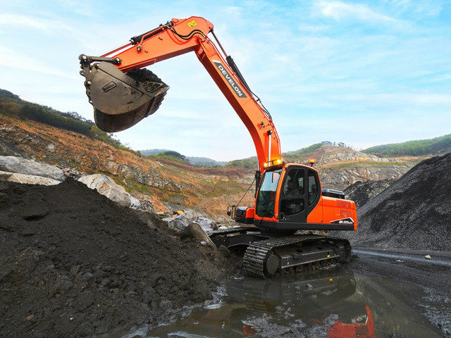 Гусеничный экскаватор DEVELON DX220LC-7M